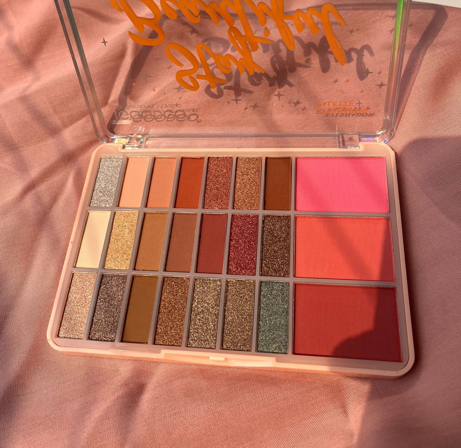 IGOODCO Stay Beautiful Makeup Palette – 21 Eyeshadow & 3 Blush